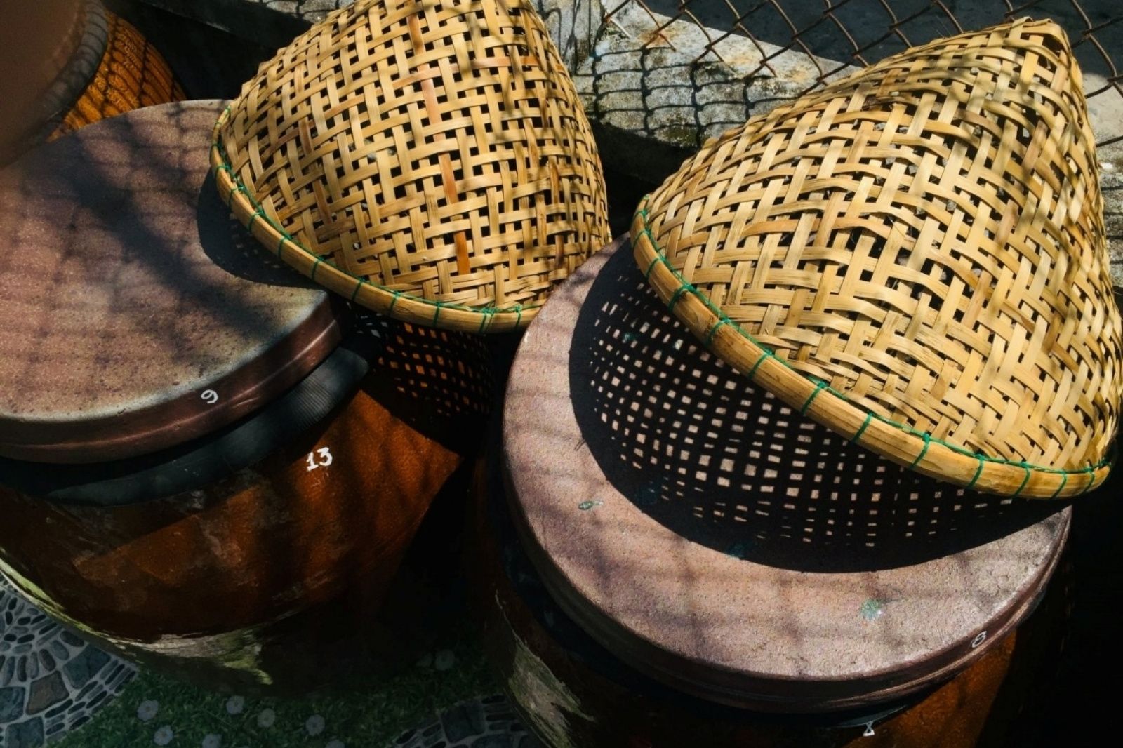 Quy trình ủ mắm truyền thống tạo nên hương vị đậm đà, tinh tuý trong những giọt nước mắm Nam Ô