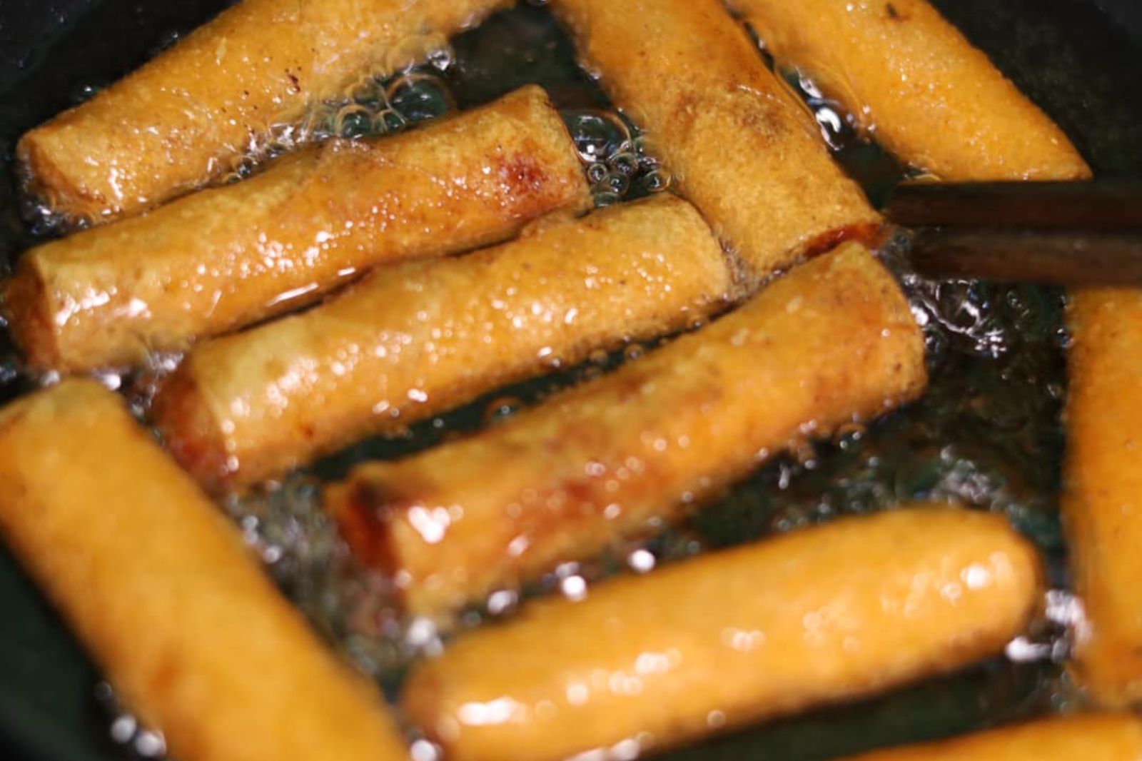 Ram được chiên trong chảo ngập dầu đến khi vàng ươm 