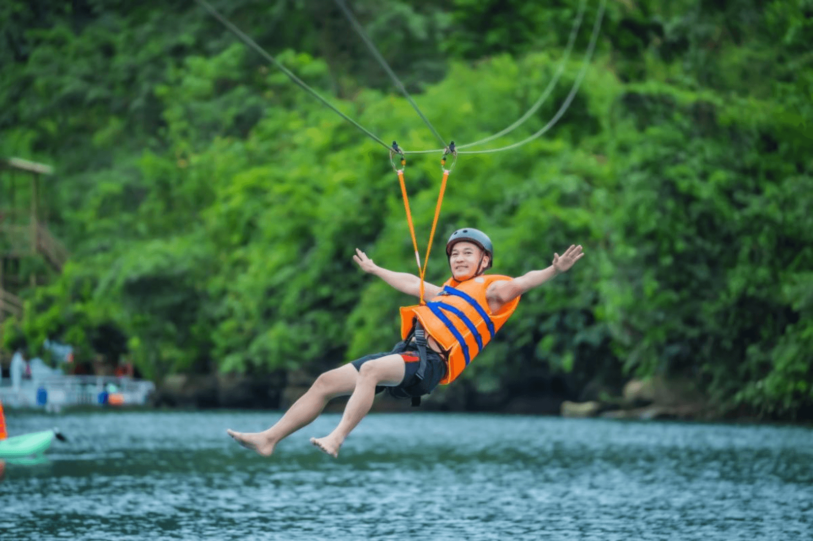 Rất nhiều du khách thích trượt zipline ở đây