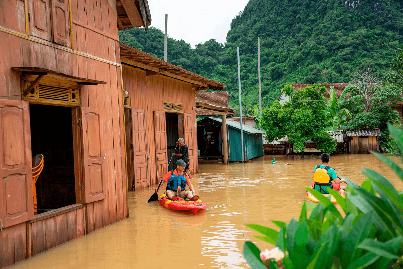 SUP-trở-thành-phương-tiện-di-chuyển-khi-nước-lũ-về 