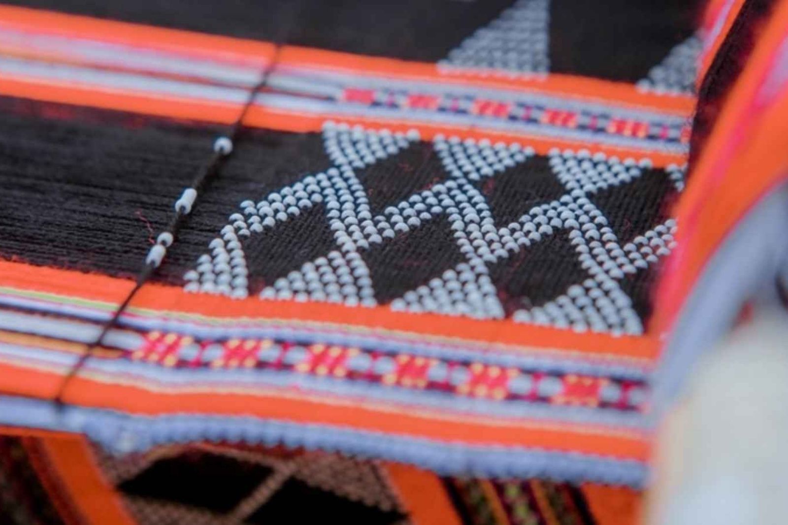 Sắc màu tự nhiên và các họa tiết thổ cẩm độc đáo