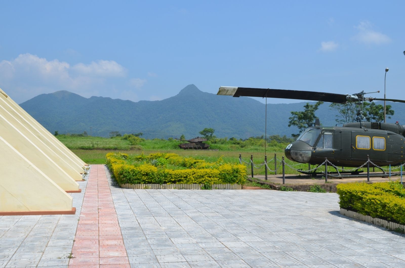 San-bay-ta-con-cu-diem-quan-su-vang-danh-mot-thoi.jpg