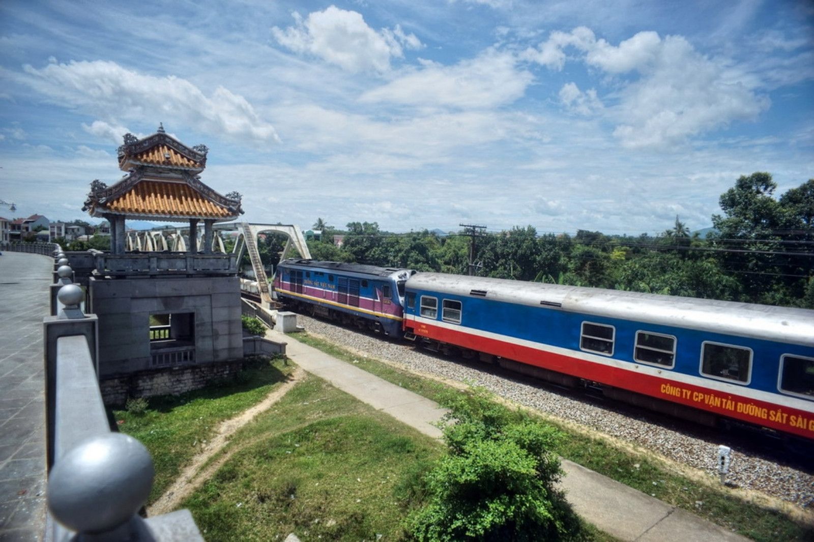 Săn cảnh tàu chạy trên cầu Bạch Hổ