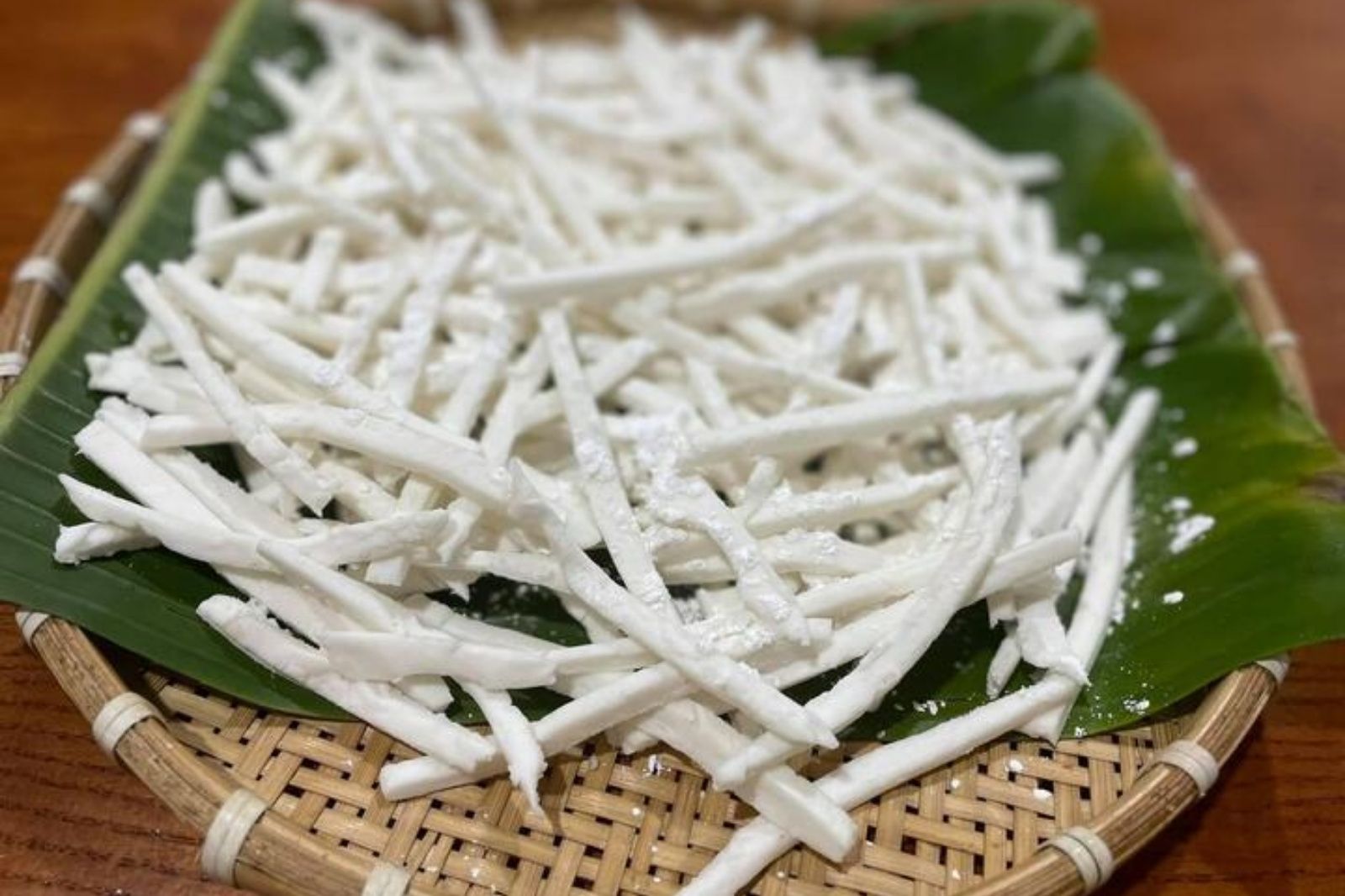 Sợi cháo được cắt ra có hình dạng như những thanh vạt giường