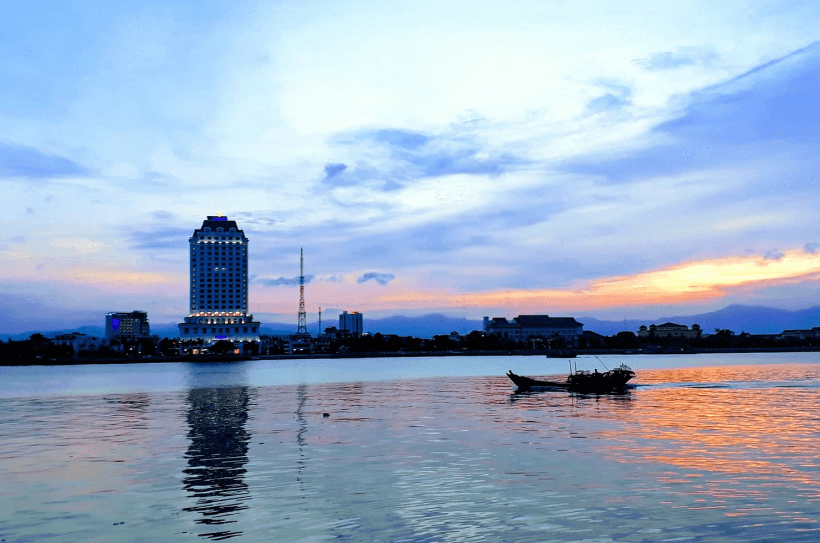 Sông Nhật Lệ trở thành biểu tượng văn hóa của người dân Quảng Bình