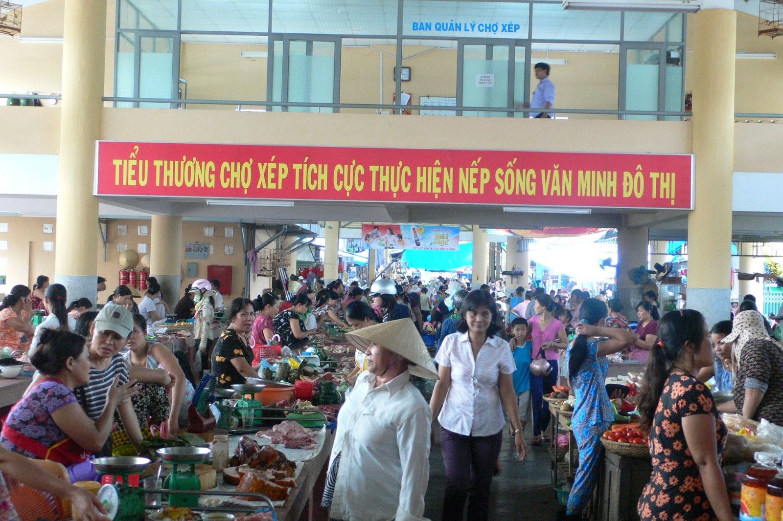 Sự nhộn nhịp bên trong khu chợ Xép Huế