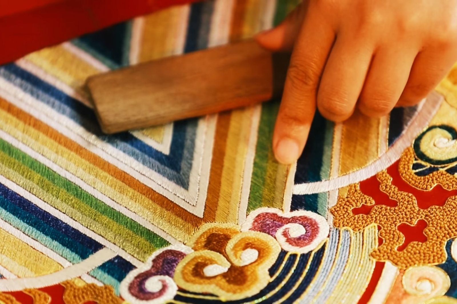 Sự tinh tế được thể hiện qua từng đường kim, mũi chỉ