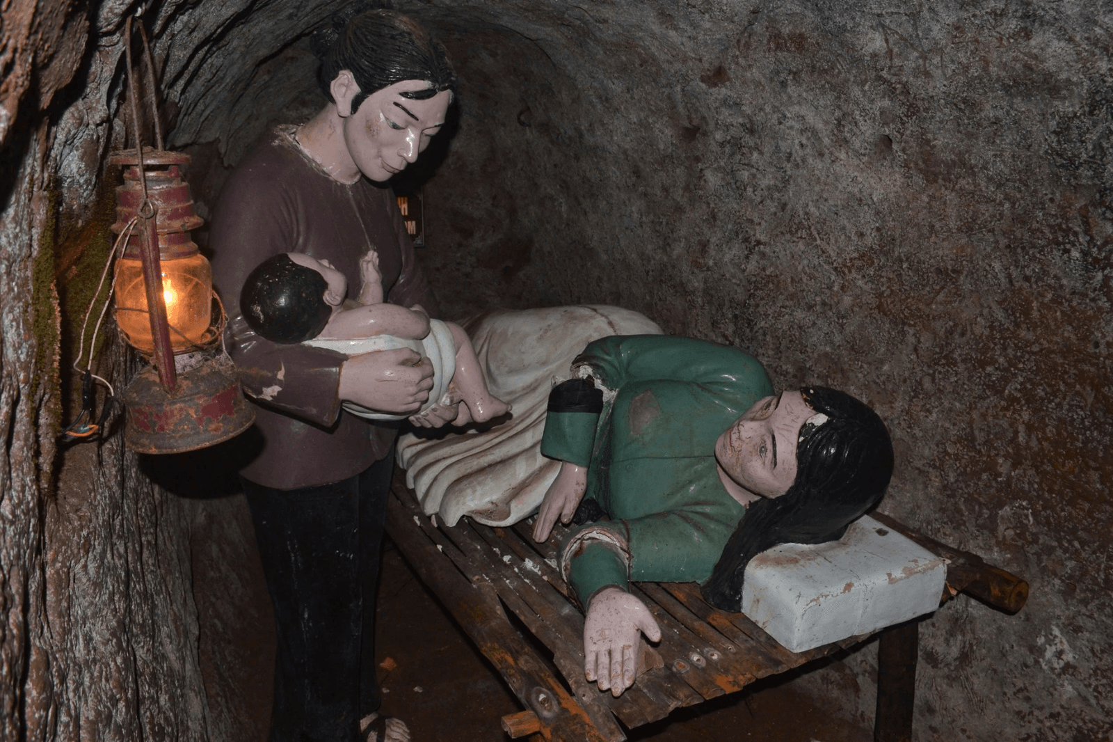 Tái hiện lại cảnh sinh nở ở dưới địa đạo