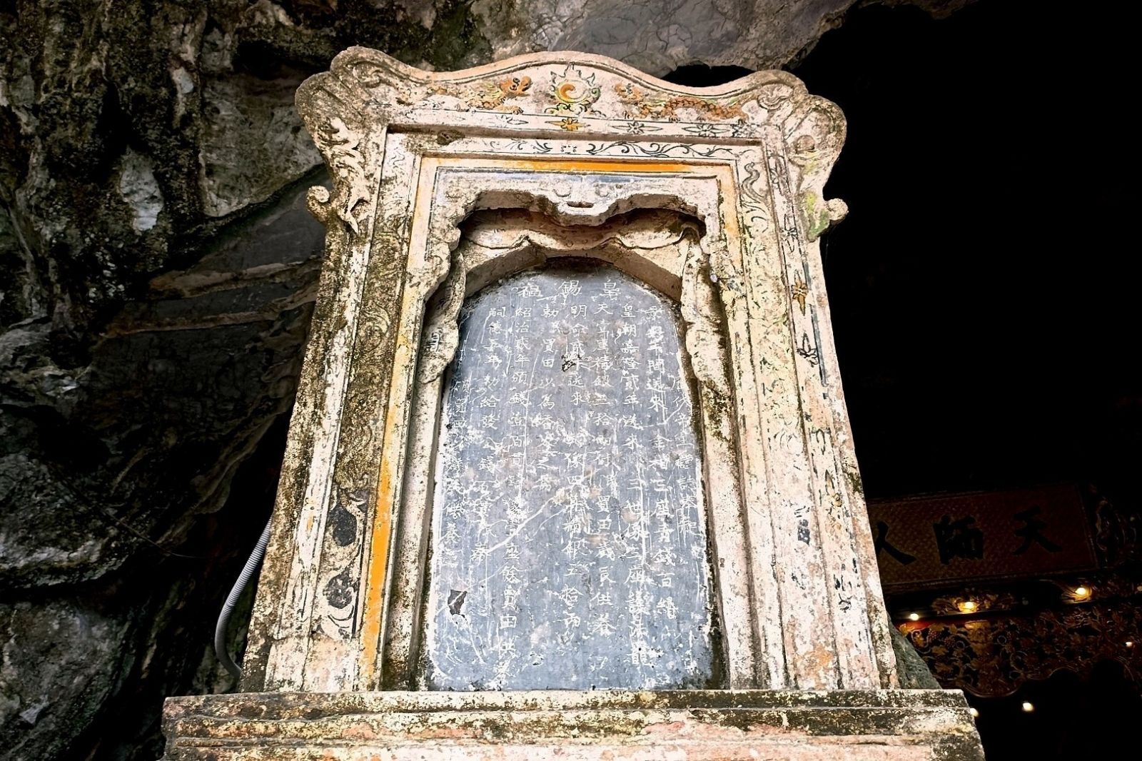 Tấm bia khắc chữ Hán bên trong động