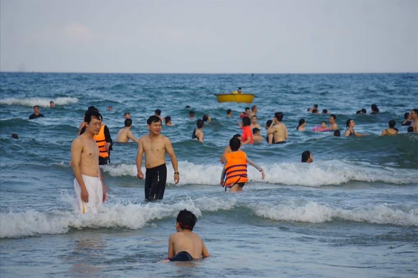 Tắm biển Cửa Tùng