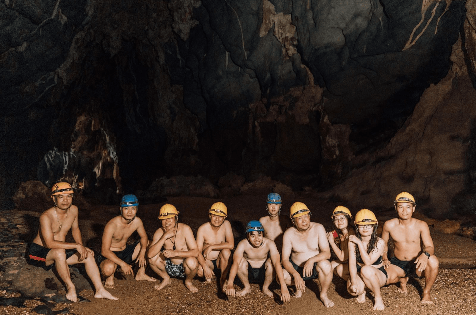 Tắm bùn thư giãn tại Hang Tối - Quảng Bình