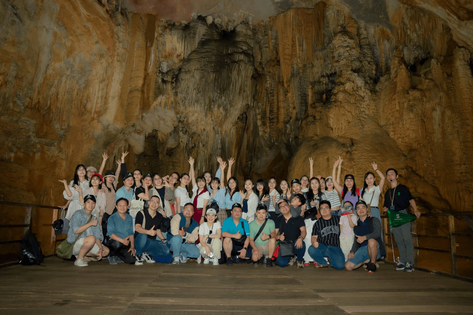 Tấm hình kỷ niệm giữa đoàn du khách khi tham quan Động Thiên Đường cùng Sovaba Travel