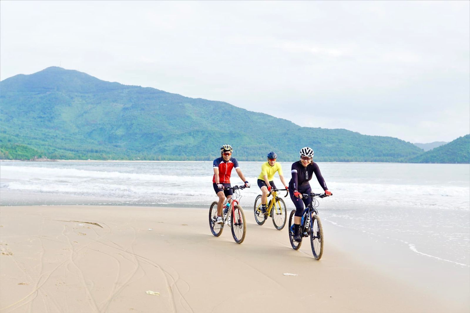 Tận hưởng nét đẹp của biển Quảng Bình 