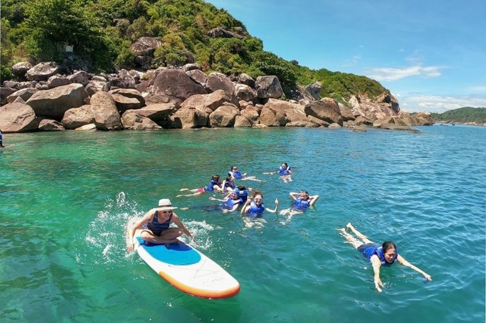 Thả trôi giữa làn nước trong xanh ở Hòn Chảo