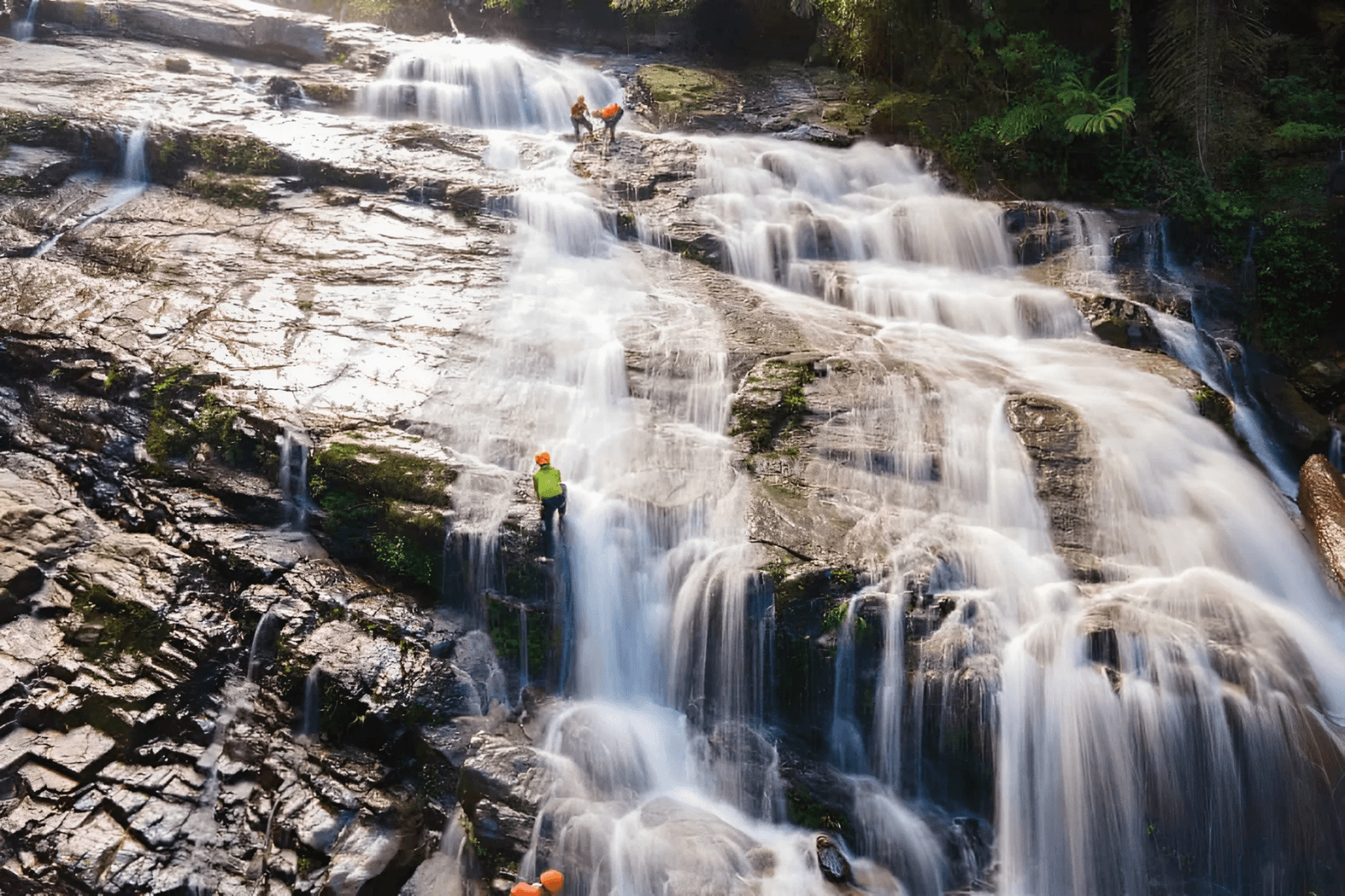 Thác Dương Cầm thuộc loại hình tour mạo hiểm