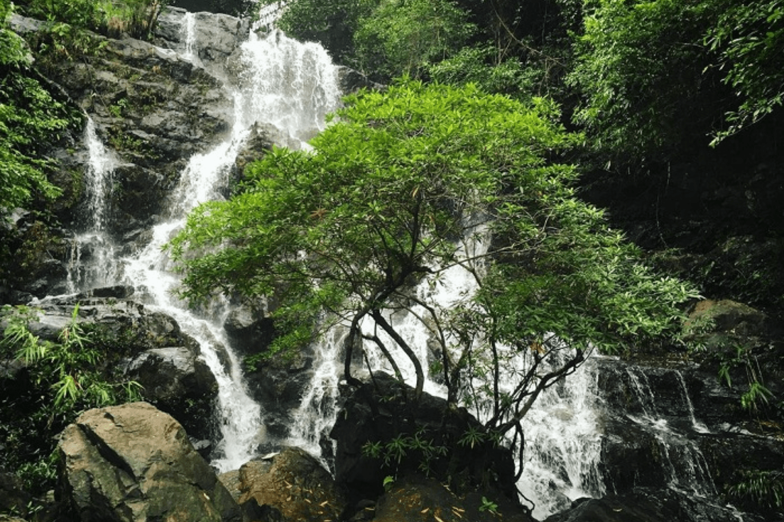 Thác Gió với dòng nước chảy nhẹ hơn