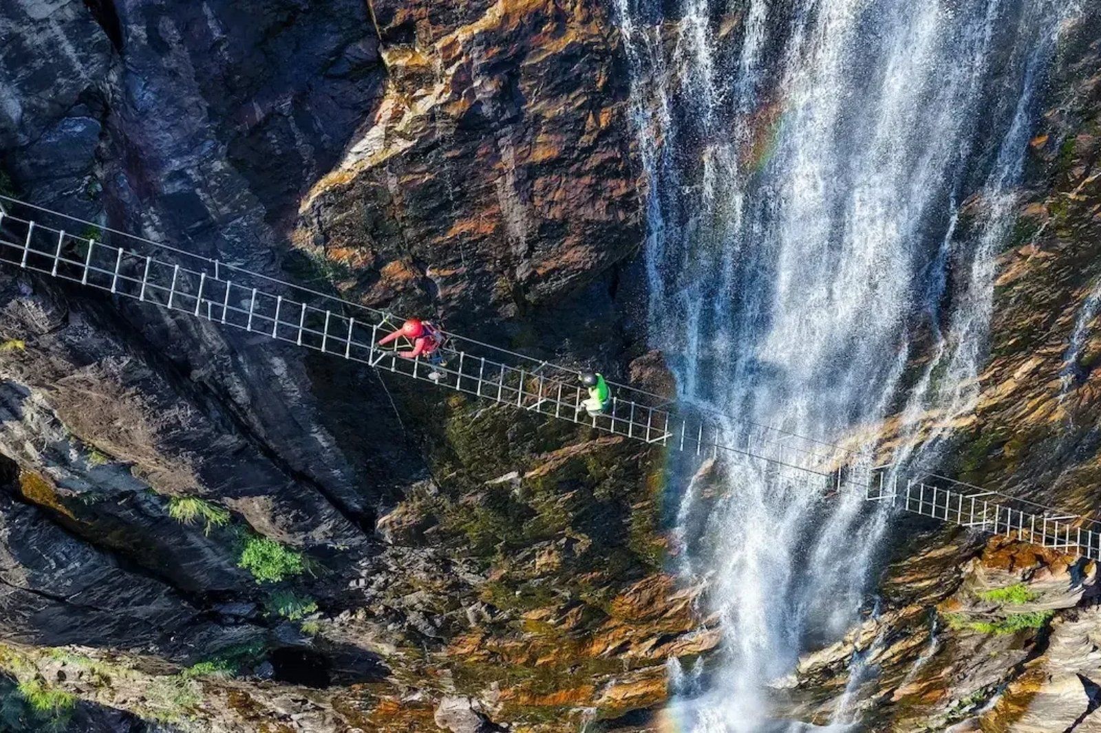 Thác Đỗ Quyên, vẻ đẹp hùng vĩ giữa núi rừng Bạch Mã