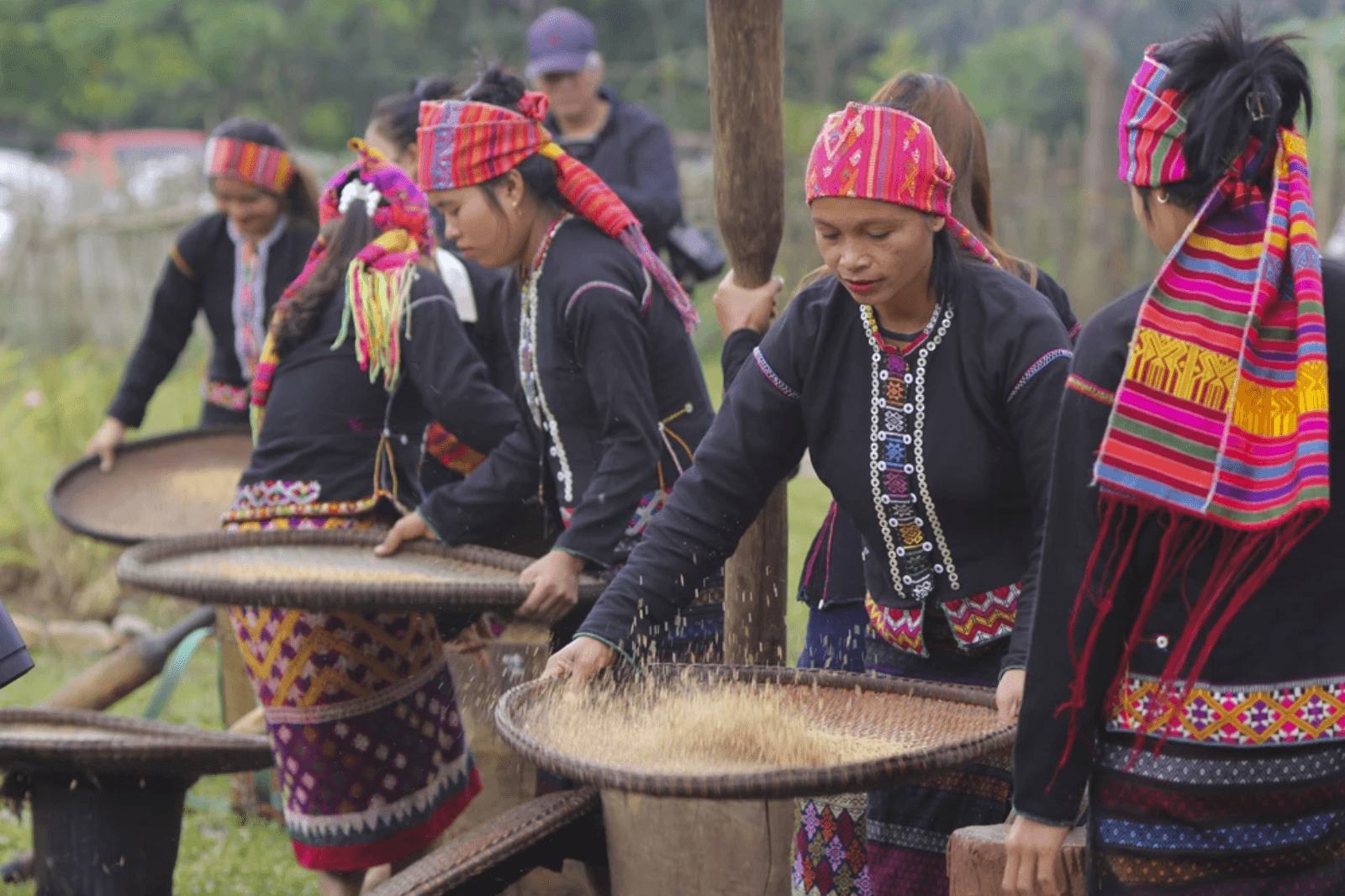 Tham gia vào hoạt động đời sống thường ngày cùng người dân tộc