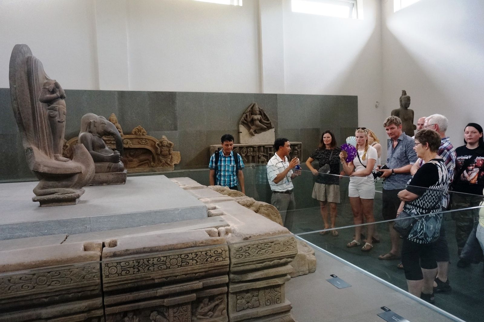 Tham quan bảo tàng để tìm hiểu về văn hoá Chăm Pa