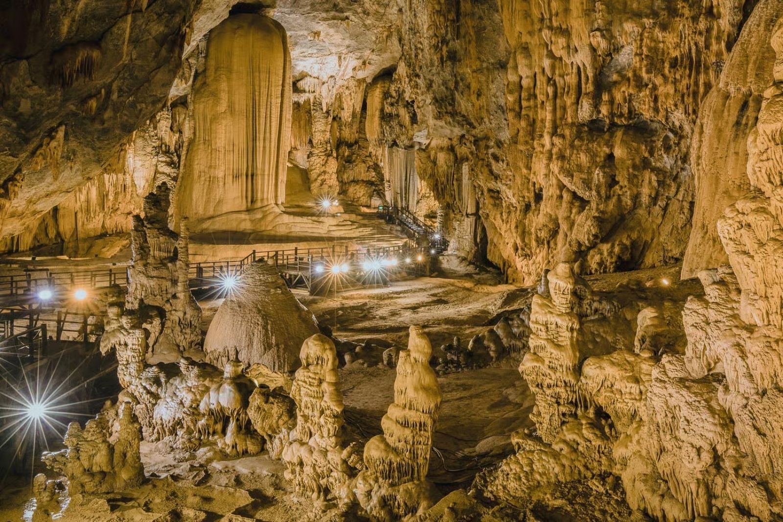 Tham quan các hang động tại Vườn Quốc Gia Phong Nha Kẻ Bàng