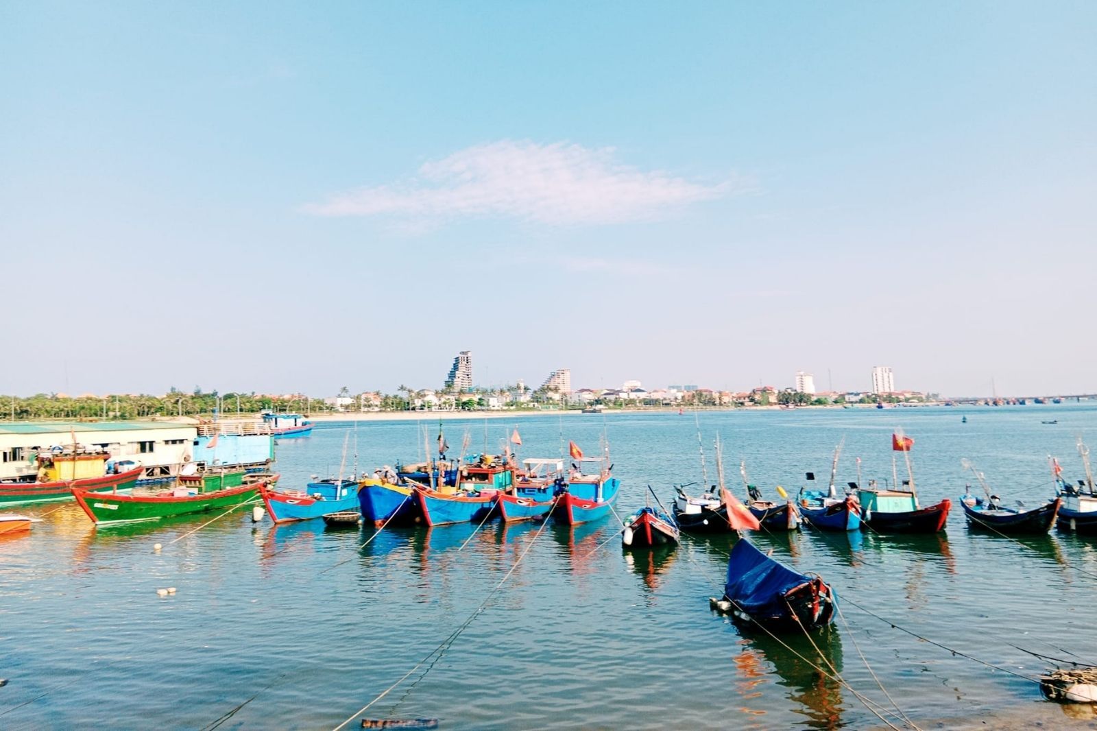 Tham quan sông Nhật Lệ ngay gần tượng đài Mẹ Suốt