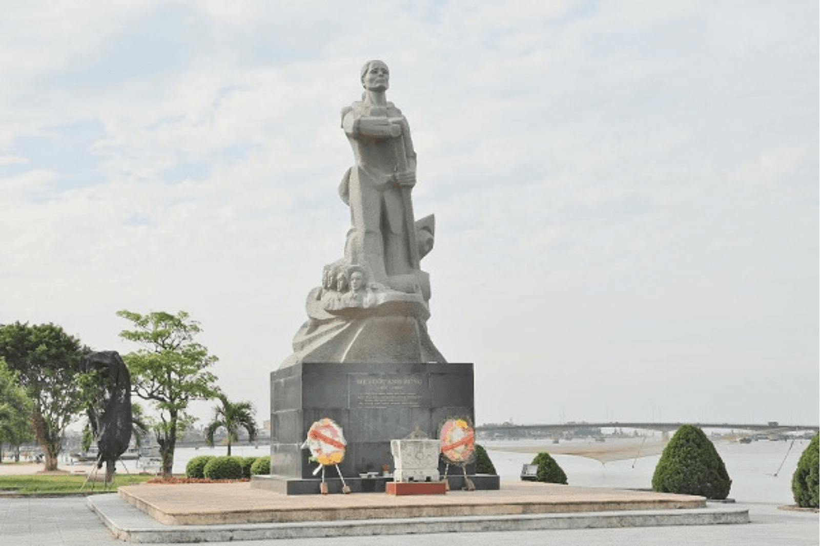 Tham-quan-tượng-đài-Mẹ-Suốt-để-hiểu-hơn-về-cuộc-đời-và-sự-cống-hiến-của-Mẹ-Suốt