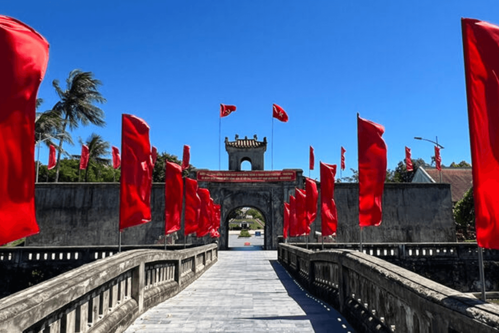 Thành cổ nằm bên dòng sông Thạch Hãn  