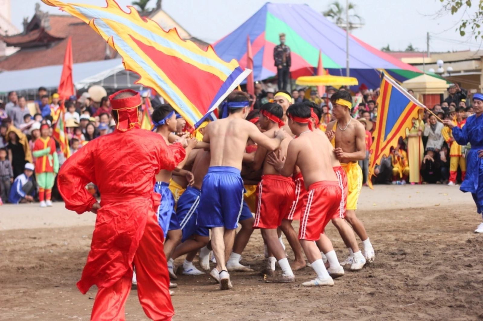 Thanh niên trai tráng trong làng tham gia lễ hội