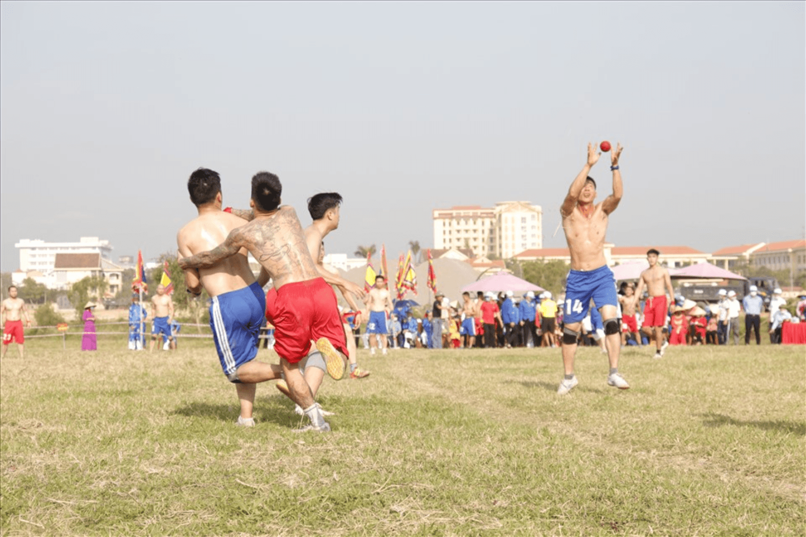 Thanh niên trai tráng trong làng tham gia lễ hội 