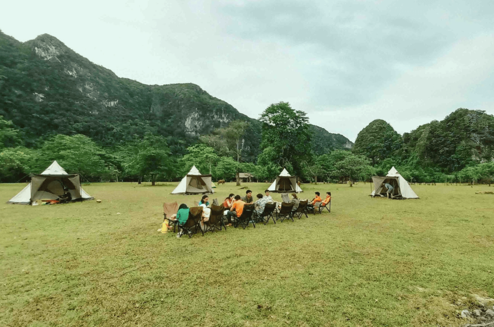 Thảo nguyên xanh ở bản Còi Đá đáng để trải nghiệm hoàng hôn 