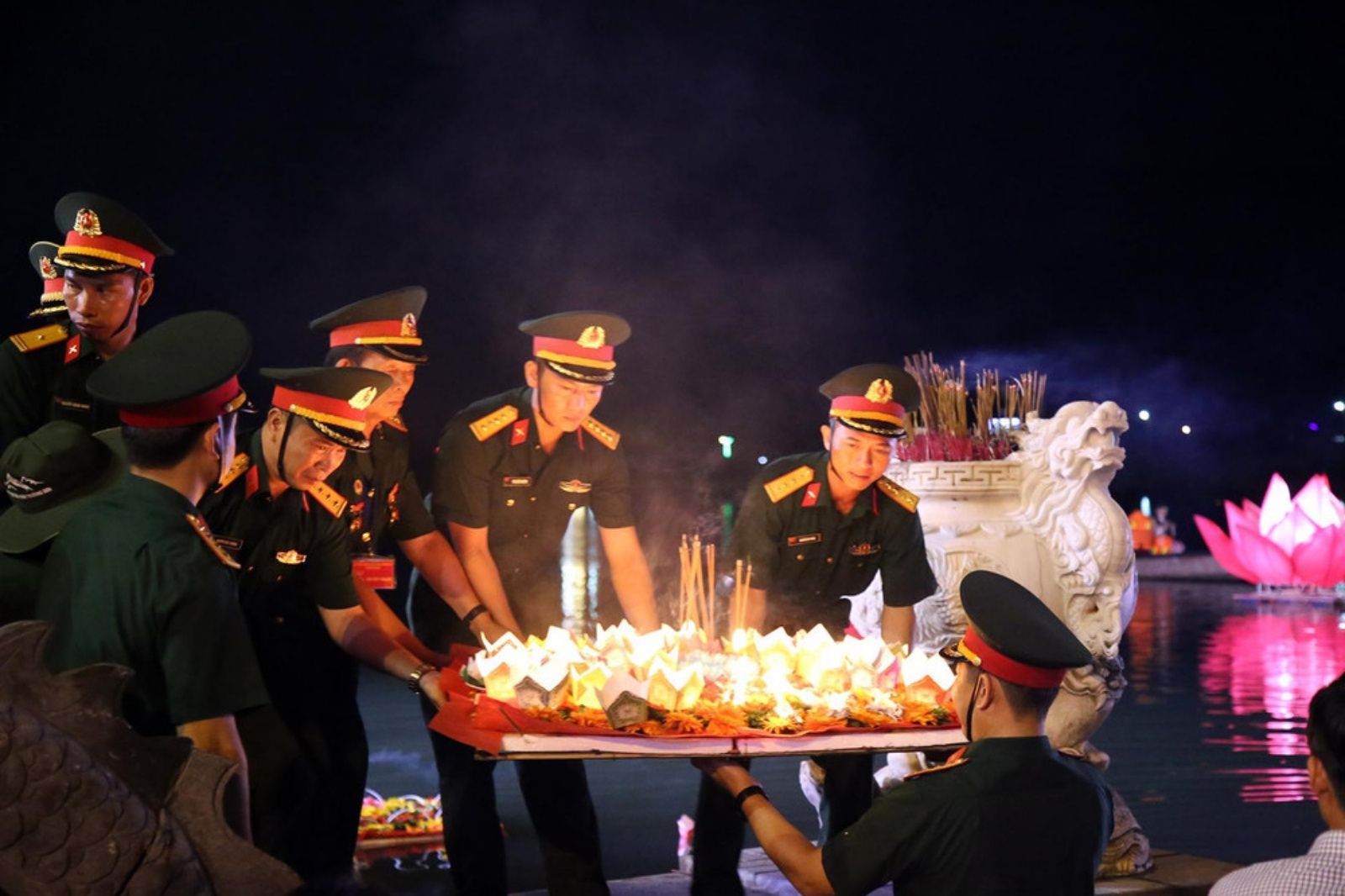 Thắp đèn chuẩn bị thả hoa đăng