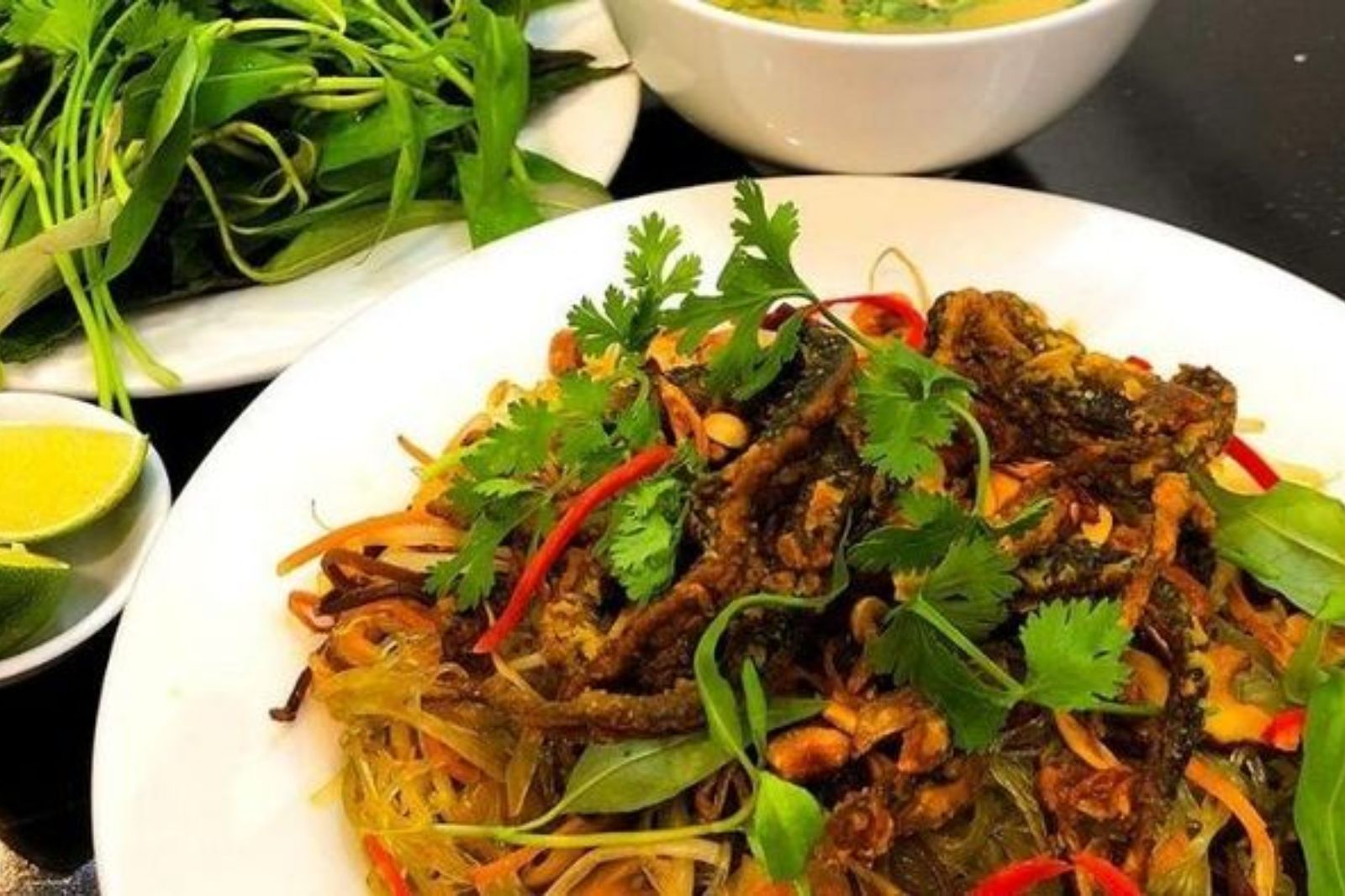 Thêm chút rau sống khi ăn cùng sẽ ngon hơn