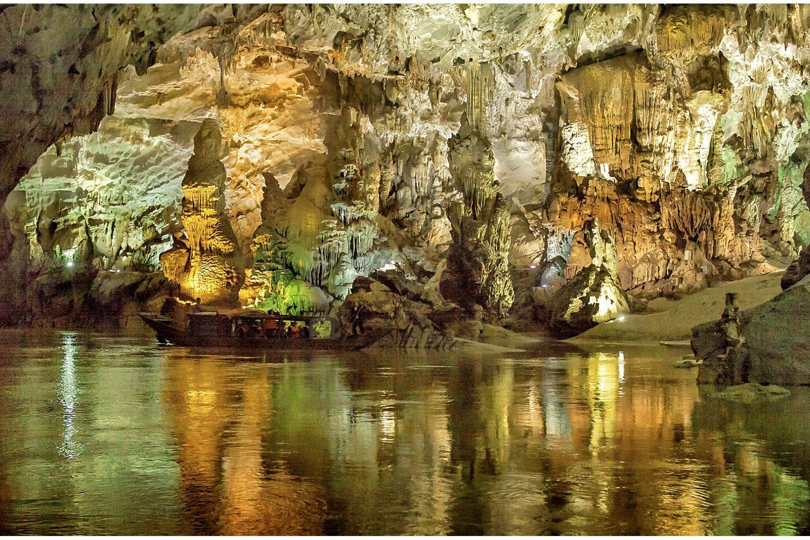 Thiên Nam Đệ Nhất Động tại Quảng Bình