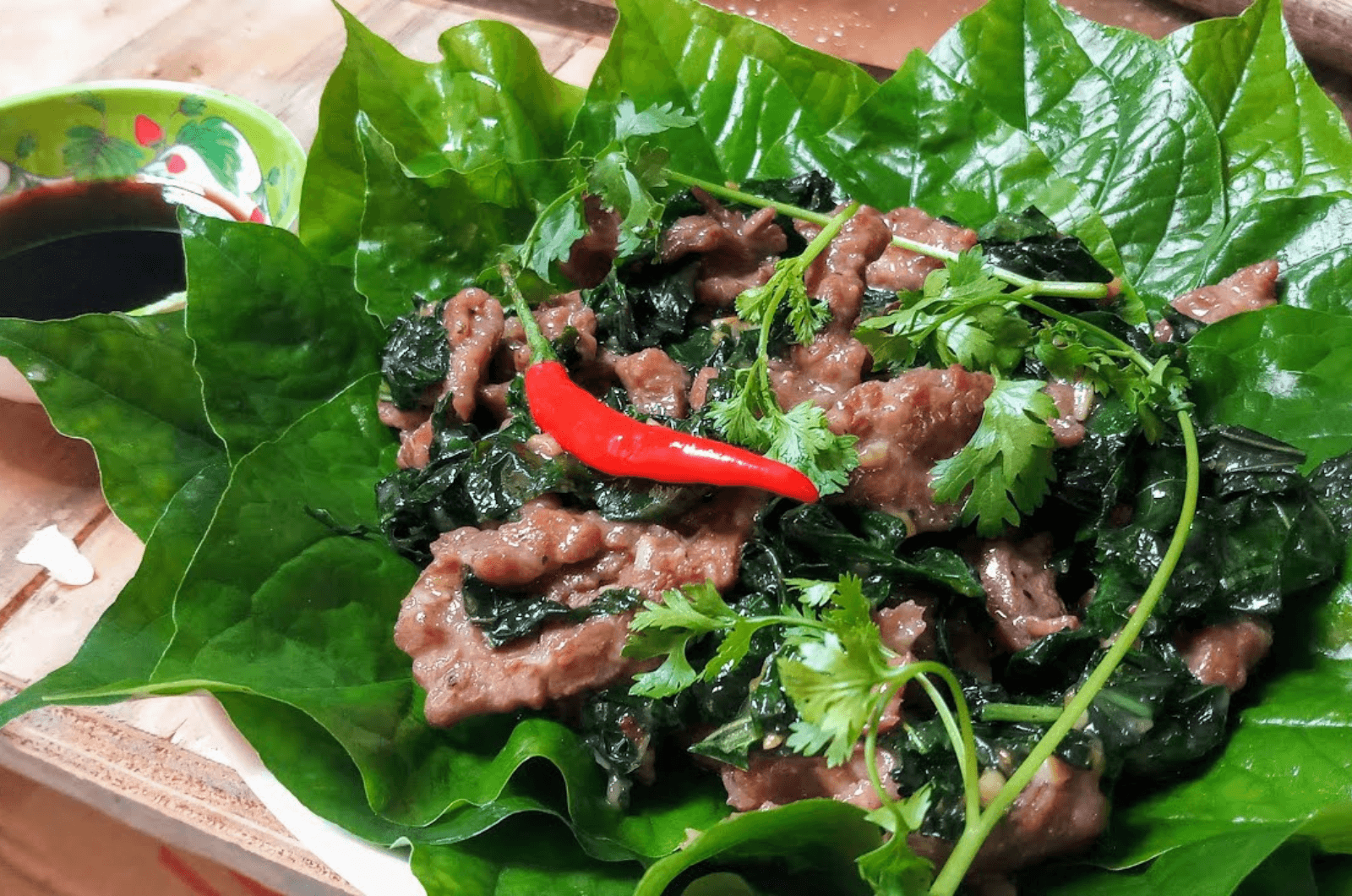 Thịt trâu lá trơng là món ăn đặc trưng bạn nên thử khi đến Quảng Bình