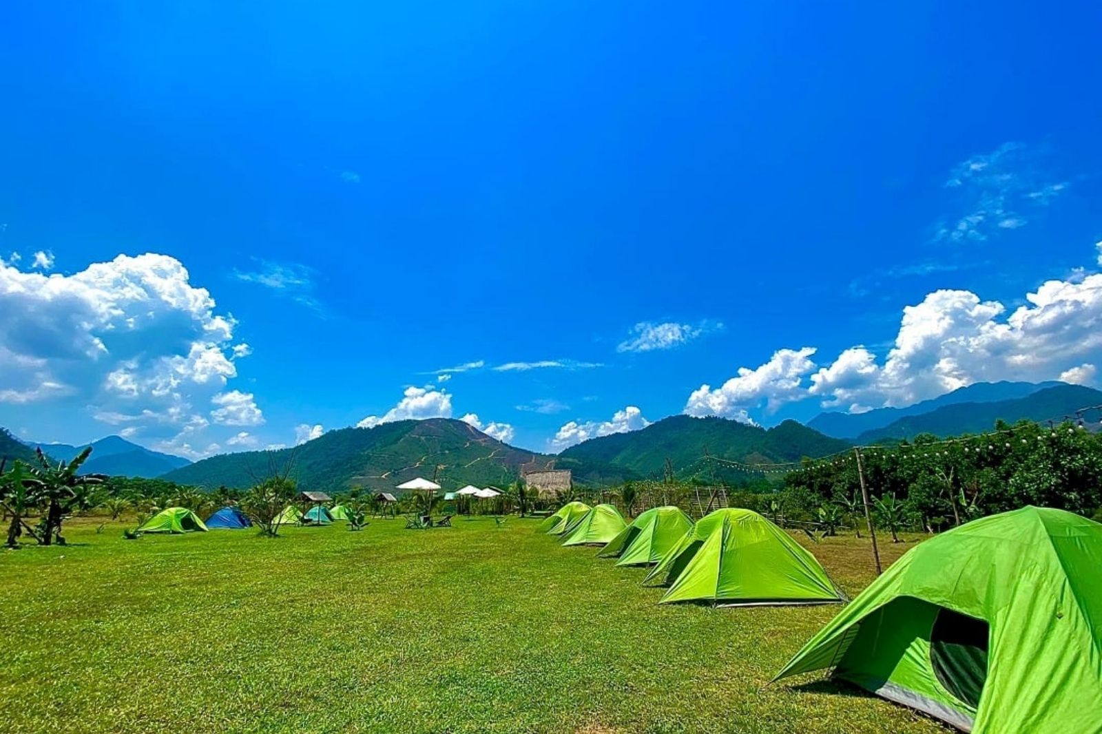 Thời tiết nắng ráo, mát mẻ rất phù hợp cho những chuyến camping ngoài trời