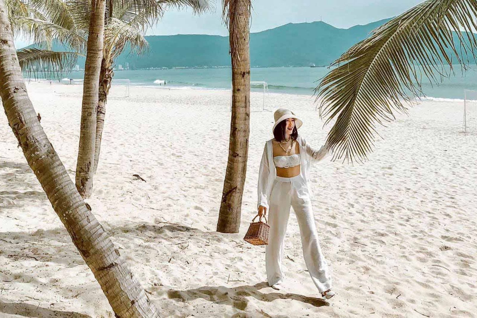 Thời tiết ổn định, ấm áp, phù hợp để khám phá hết vẻ đẹp của biển Mỹ Khê