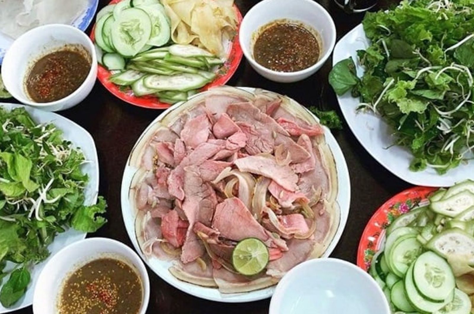 Thực đơn hấp dẫn với món bê thui của quán