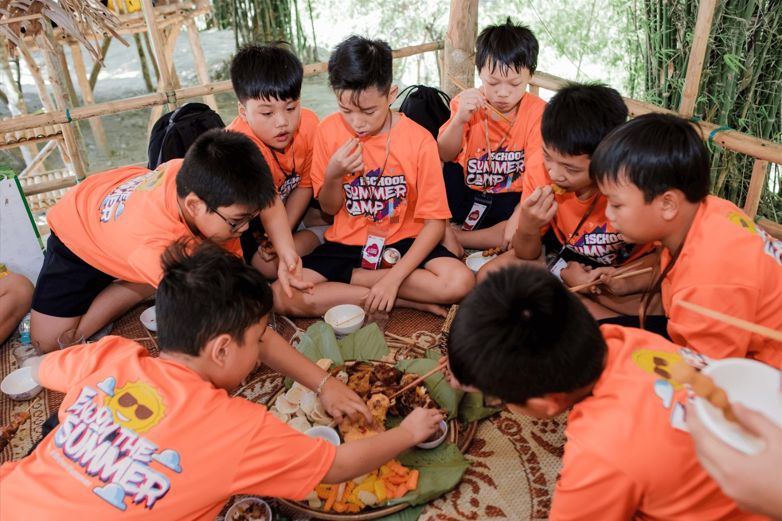Ngoài ra du khách còn được thưởng thức ẩm thực ở ngay các chòi bên cạnh 