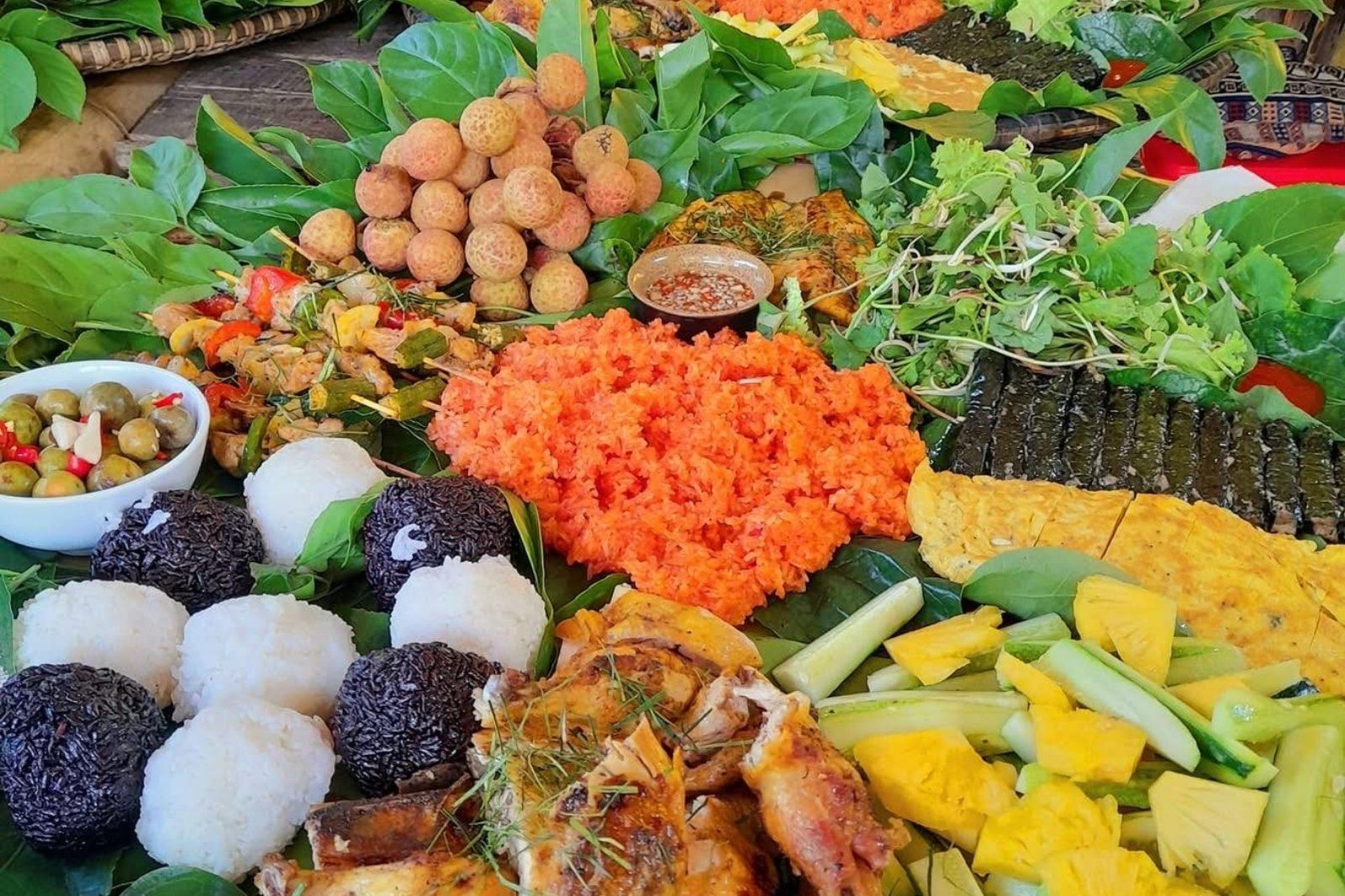 Thưởng thức ẩm thực địa phương tại suối nước Moọc