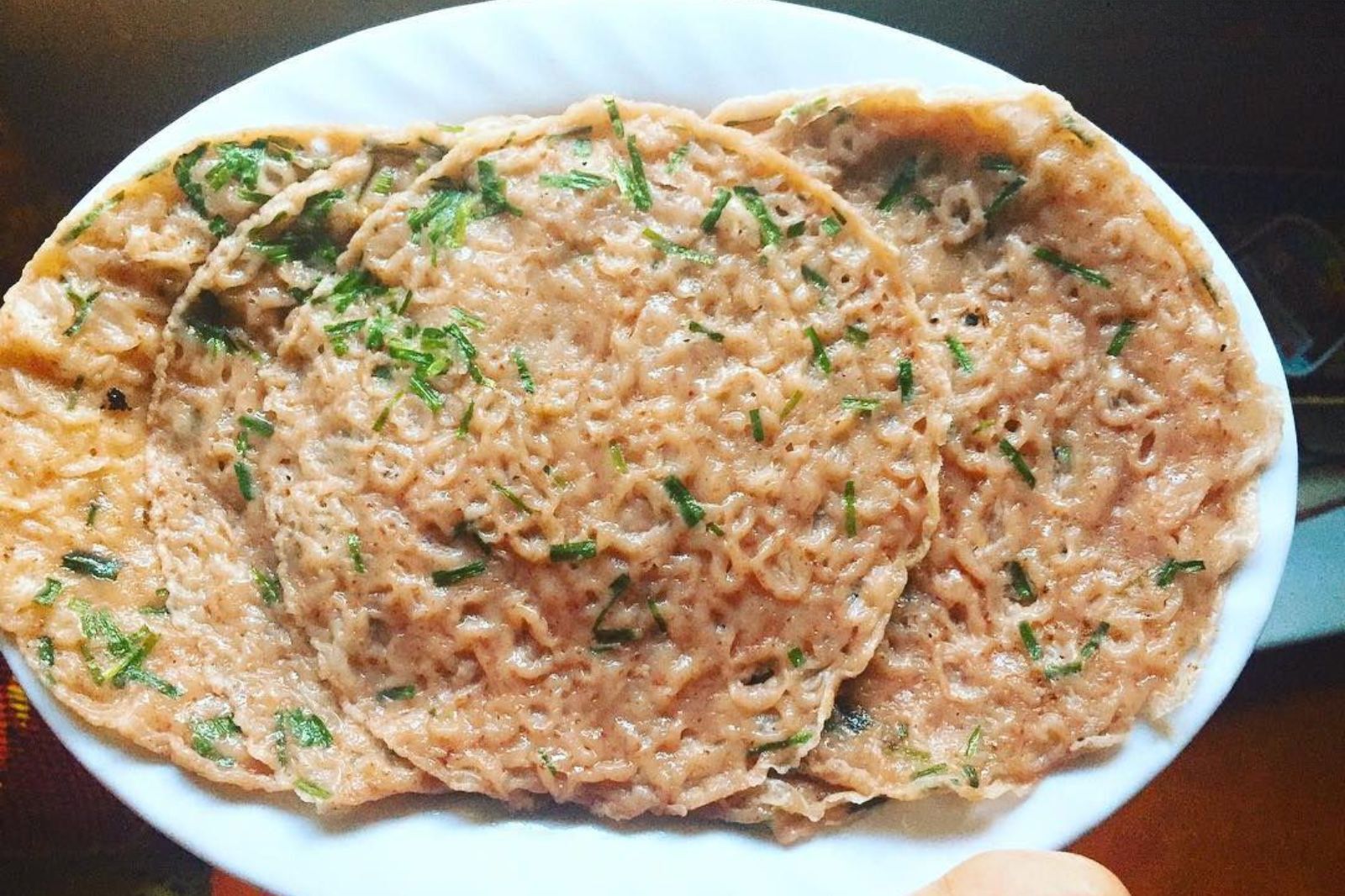 Thưởng thức bánh xèo là trải nghiệm độc đáo khi đến Quảng Bình