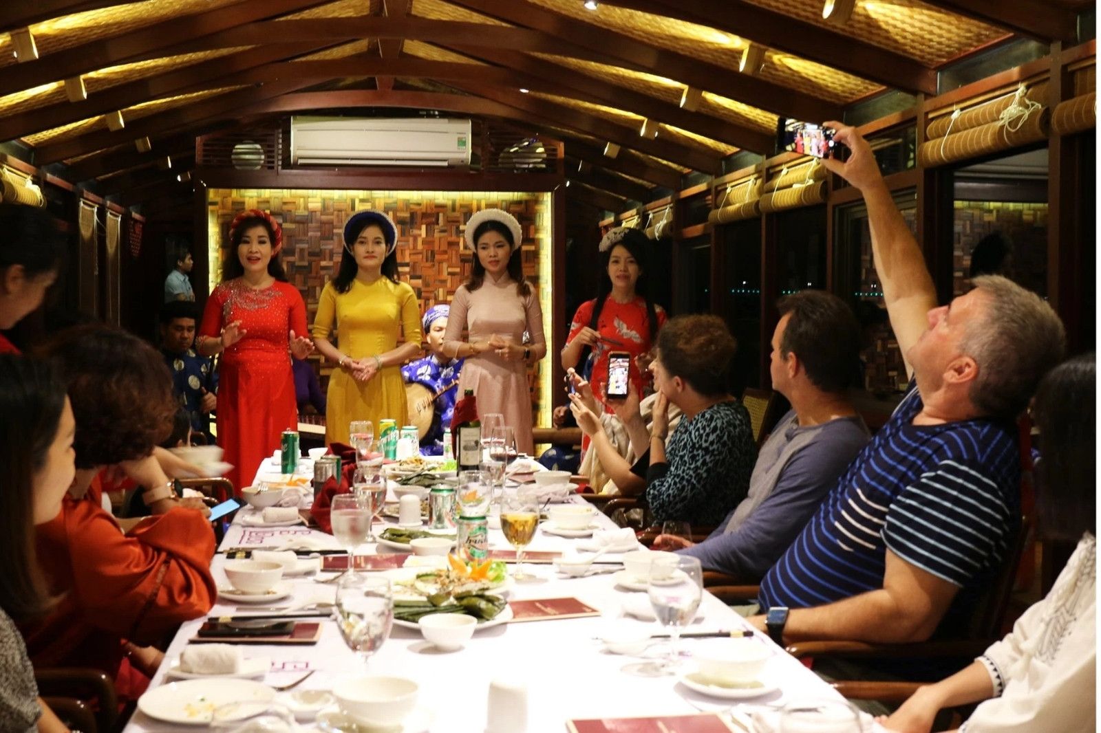 Thưởng thức ca nhạc cung đình Huế trên sông Hương