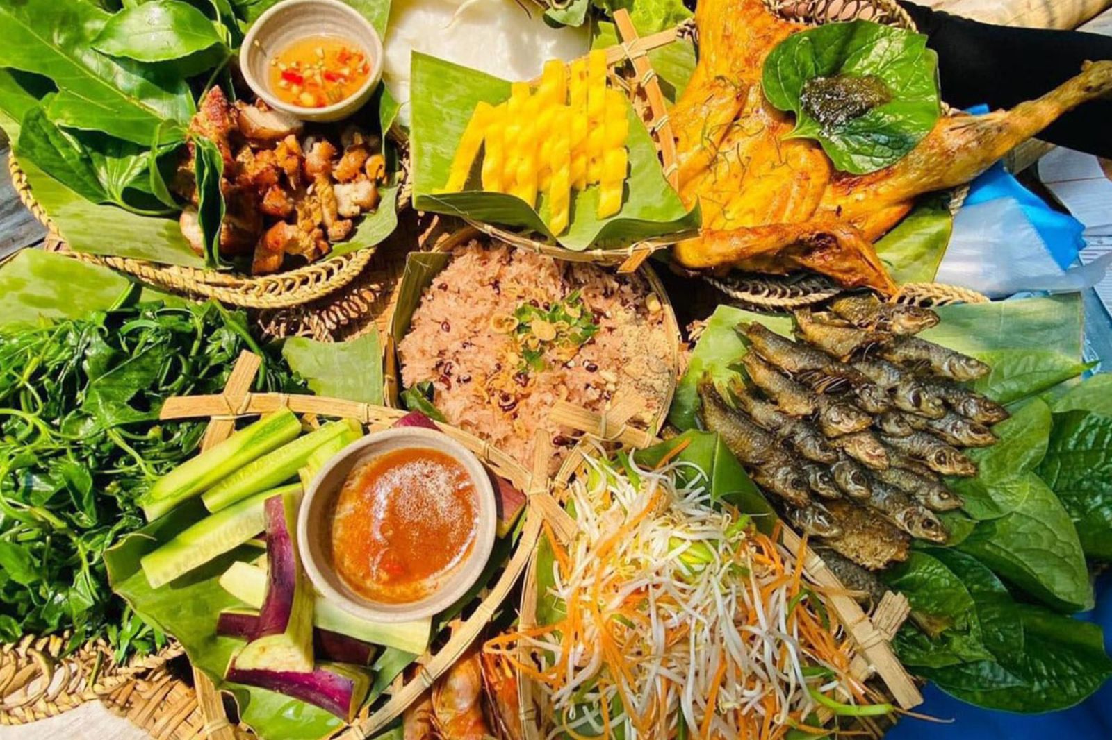 Thưởng thức gà bản nướng