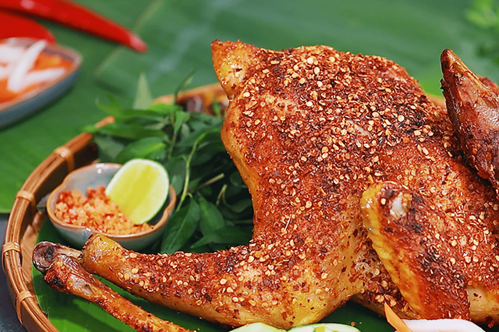 Thưởng-thức-gà-nướng-mọi-chấm-muối-ớt-siêu-ngon