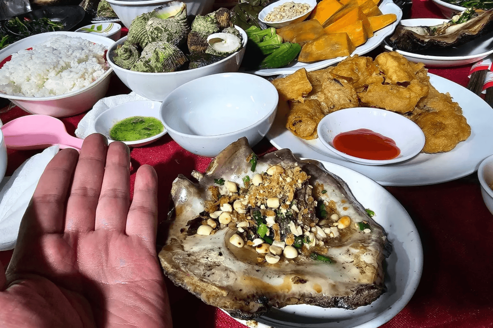 Thưởng thức hải sản ngay trên đảo 