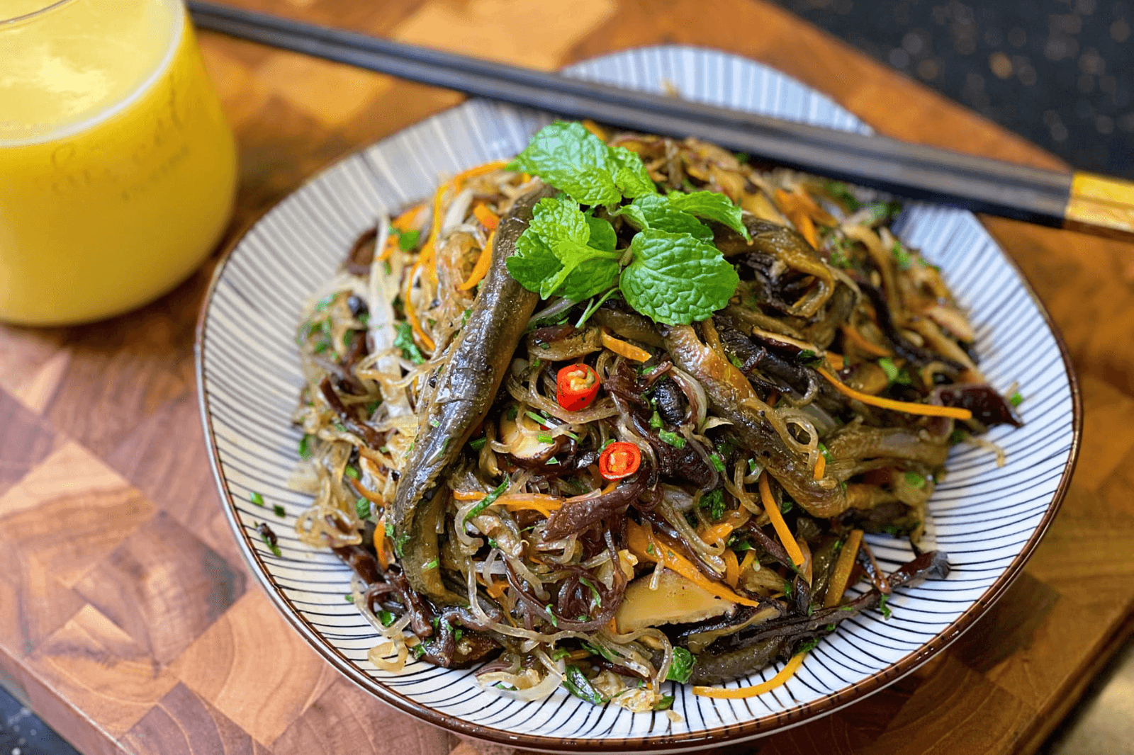 Thưởng thức miến lươn đồng để cảm nhận được vị tinh túy mà những người dân đã cần mẫn làm nên