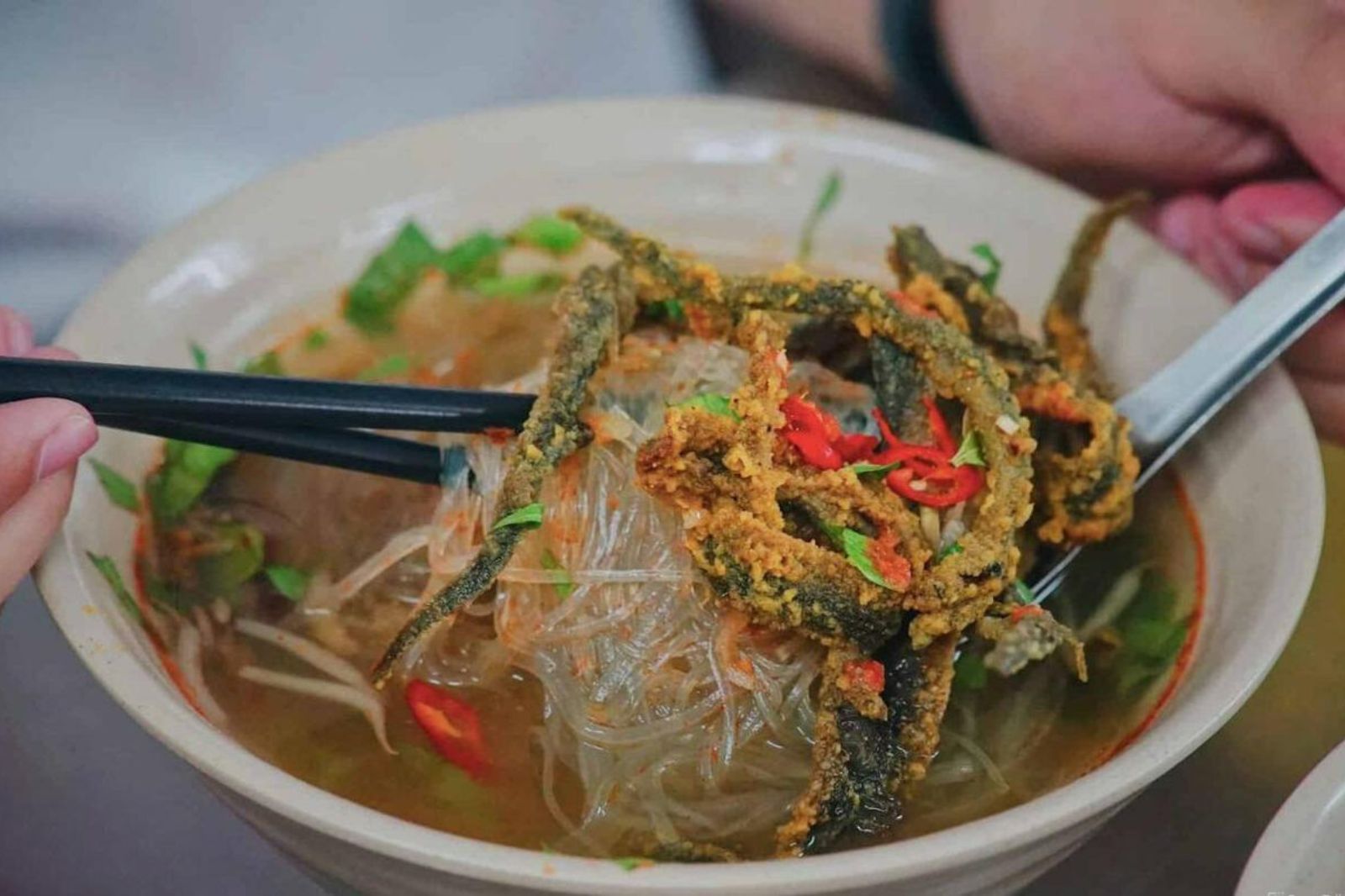 Thưởng thức miến lươn đồng để cảm nhận được vị tinh túy mà những người dân đã cần mẫn làm nên