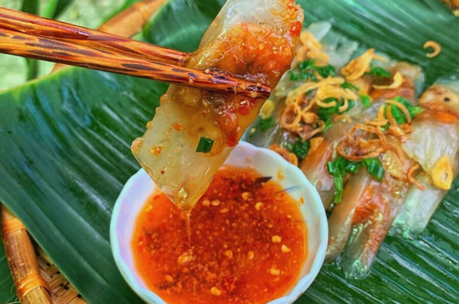 Thưởng thức món bánh lọc nóng hổi tại một quán ăn địa phương ở Đồng Hới Tiêu đề ảnh: