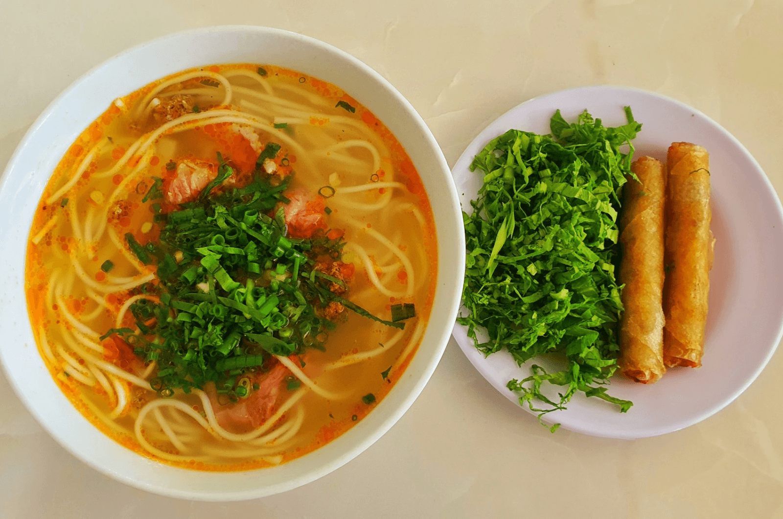 Thưởng thức món cháo canh thơm ngon khi dạo chợ