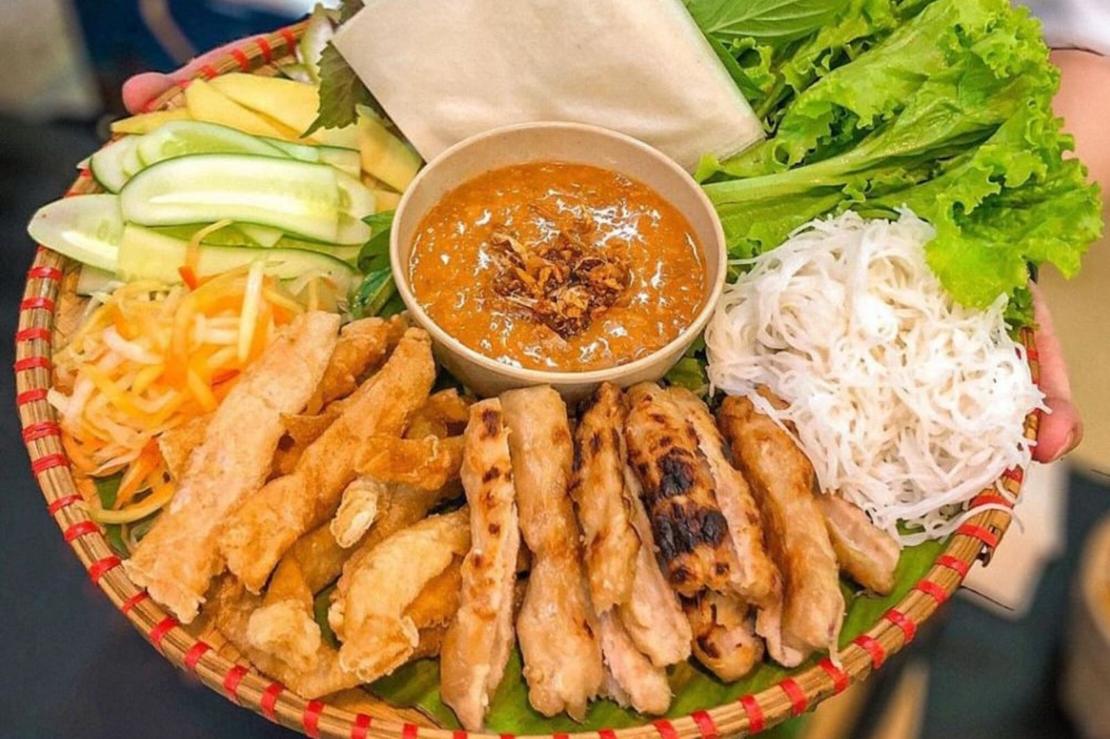 Thưởng thức nem lụi đúng chuẩn vị miền Trung