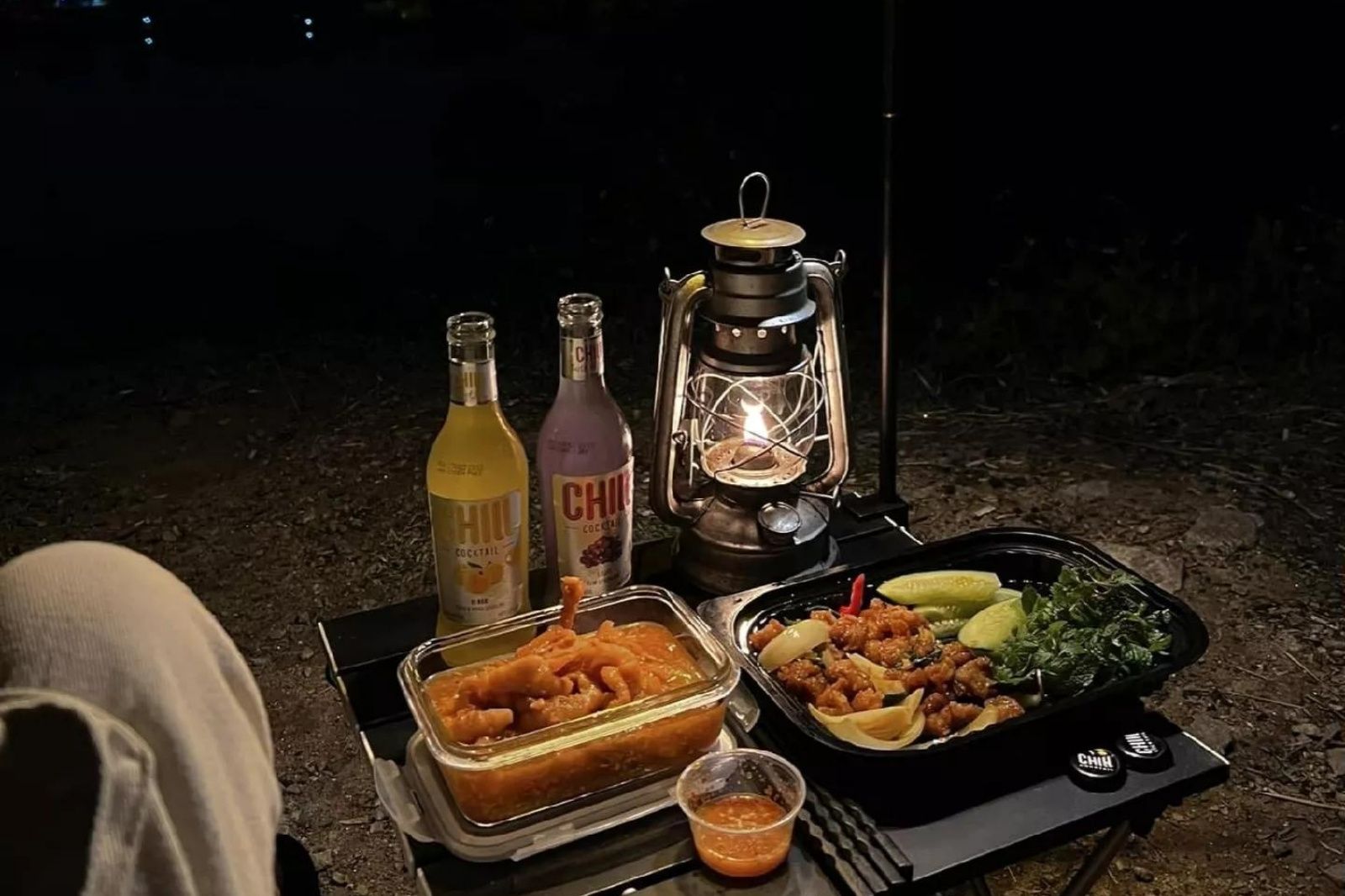 Tiệc BBQ ngoài trời khi đi camping